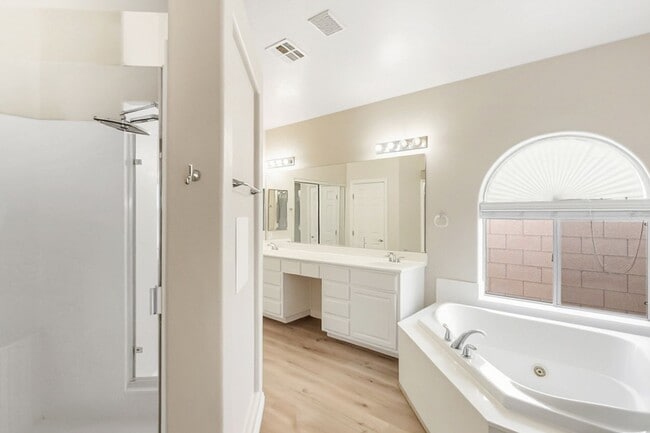 Building Photo - 4 Bed, Single Story Home, In Southwest Gat...