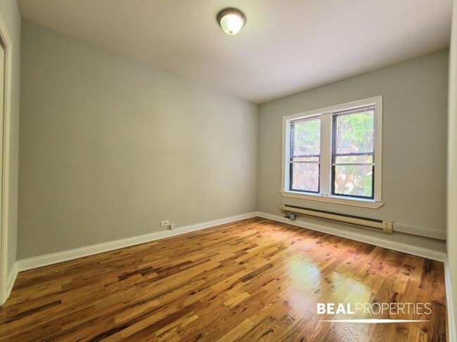 Building Photo - 2 bedroom in CHICAGO IL 60613