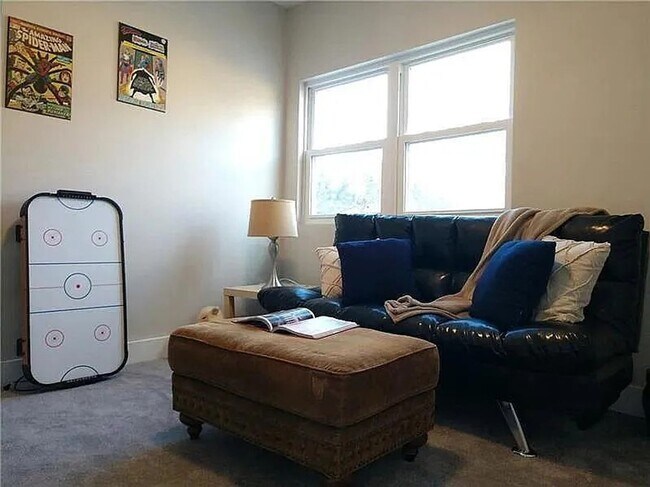 Building Photo - 4 Bed 3 Bath in Oakmont