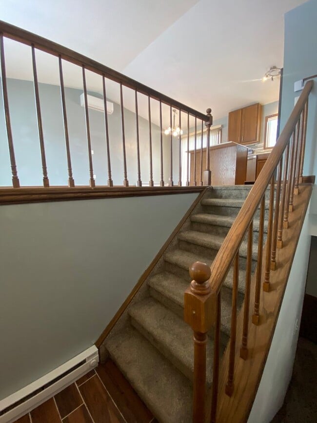 Building Photo - GREAT LOCATION - Spacious 4 bedroom/2 bath - PETS WELCOME