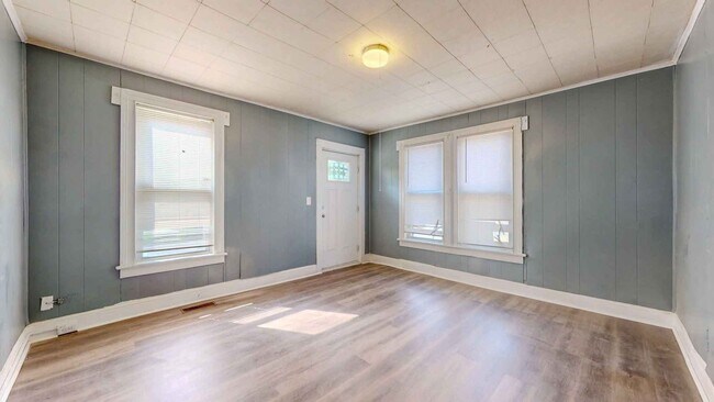 Building Photo - Newly Renovated 2 Bedroom Apartment - Heat...