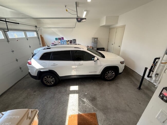 Building Photo - Available August 5, 3 bed 2.5 bath