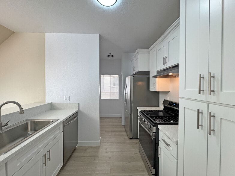 Building Photo - 156 S Oak Knoll Ave