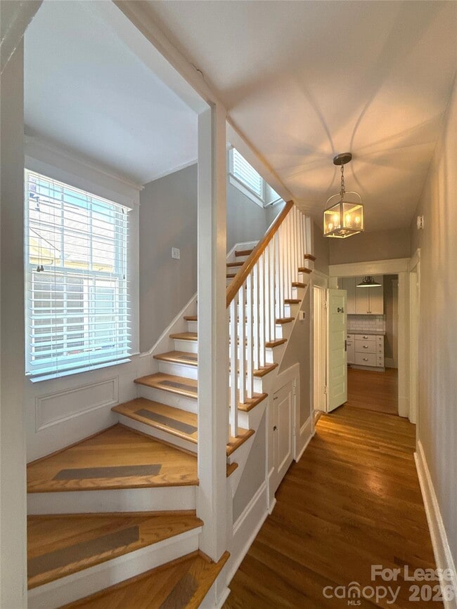 Building Photo - 421 Hawthorne Ln