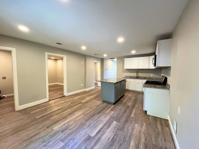 Building Photo - 3913 Chenault St