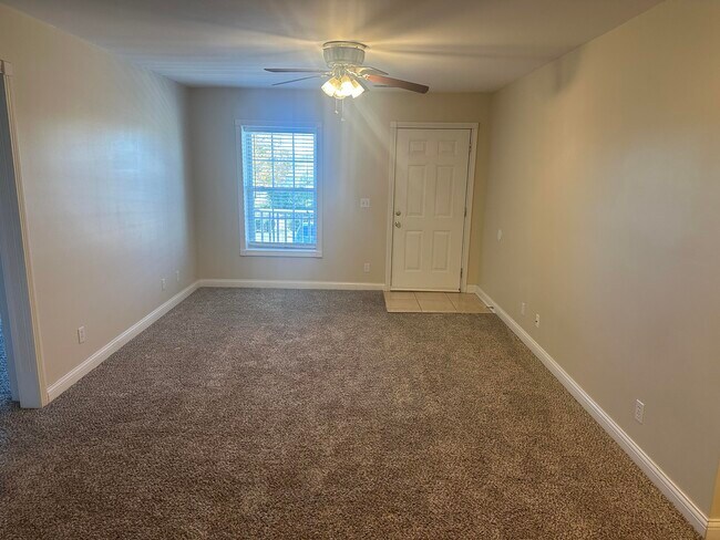 Building Photo - 6 Hudson Hollow Road