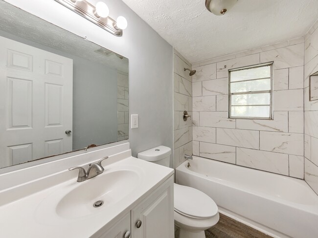 Building Photo - 322 Hillcrest St