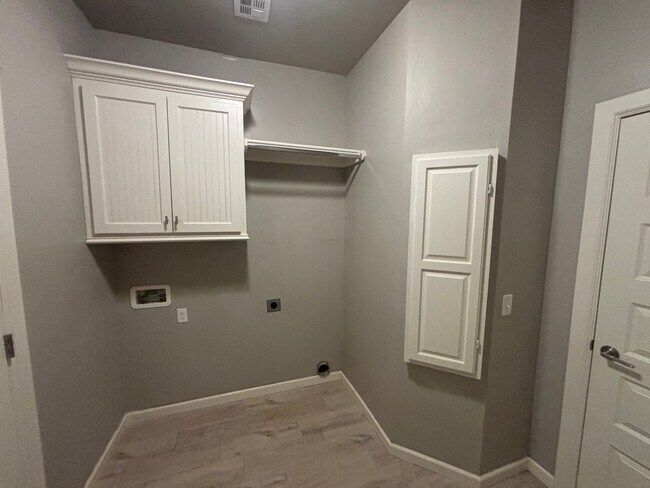 Building Photo - Beautiful 4 bed, 2 bath WITH an Office and STORM SHELTER