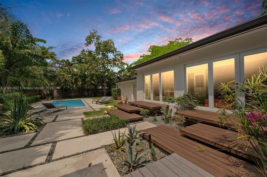 Building Photo - 5800 SW 50th Ter