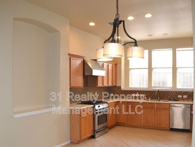 Building Photo - 1013 Clear Creek Dr