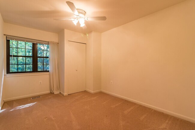 Building Photo - Beautiful 3 Bed 3.5 Bath Brick Interior To...