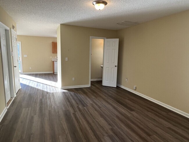 Building Photo - Refreshed 3 Bedroom House in NW Charlotte