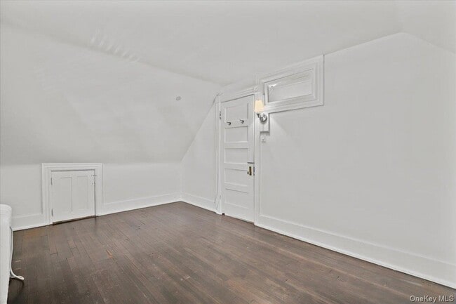 Building Photo - 7 Oak Ave