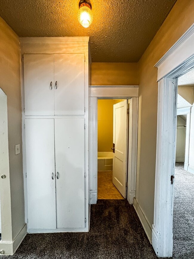 Building Photo - 5 Bed 2 Bath Single Family Home!