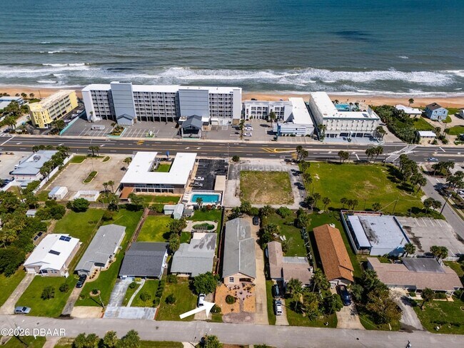 Building Photo - 497 Grandview Ave