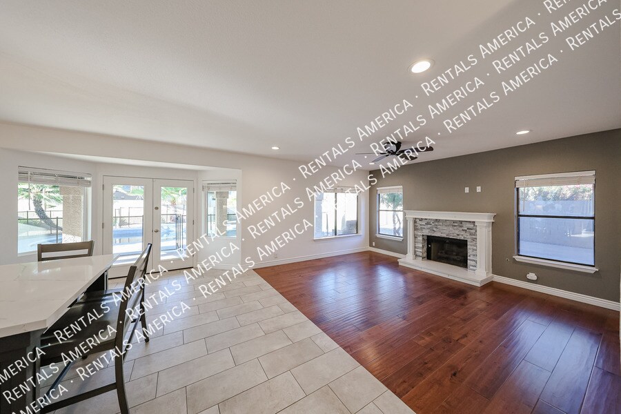 Building Photo - 5444 E Grovers Ave