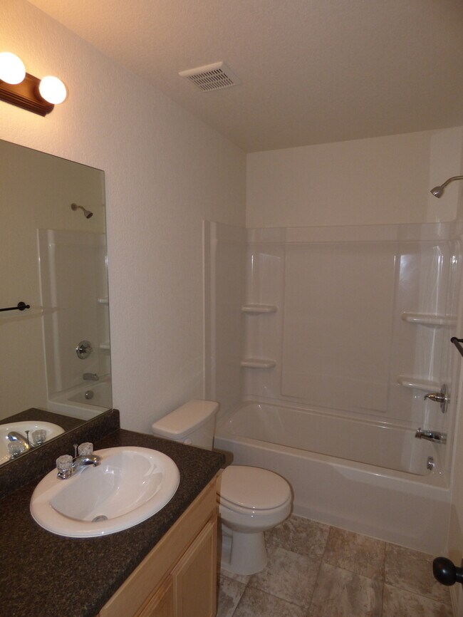 Building Photo - 4 Bed / 2.5 Bath Home in Windsor!