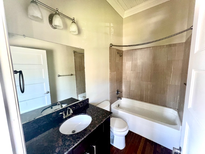 Building Photo - 427 College St