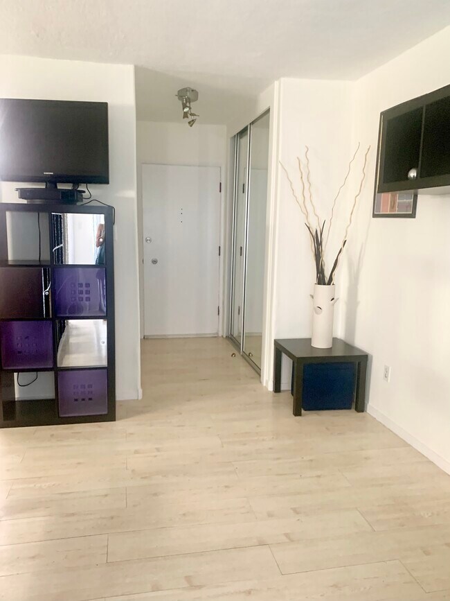 Building Photo - 960 Larrabee St