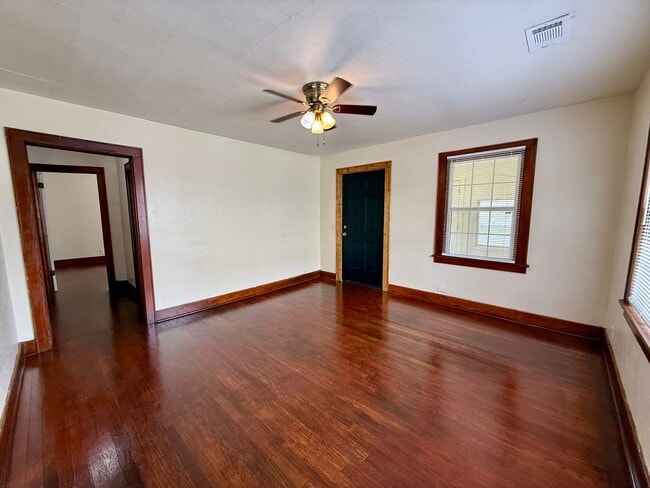 Building Photo - Welcome to this Beautiful Home in Downtown Paragould, AR!