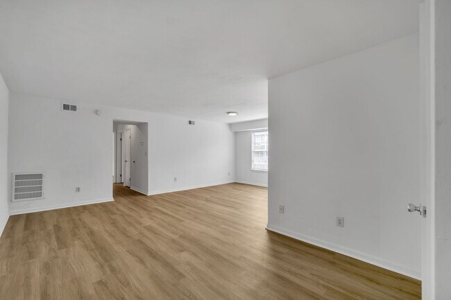 Building Photo - Easy Living- Easy Leasing- 2 Bedroom Apart...