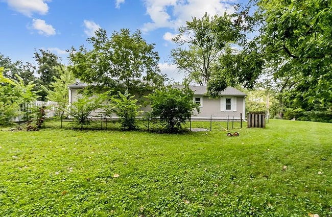 Building Photo - Updated 2 Bed Home with Large Attached Garage