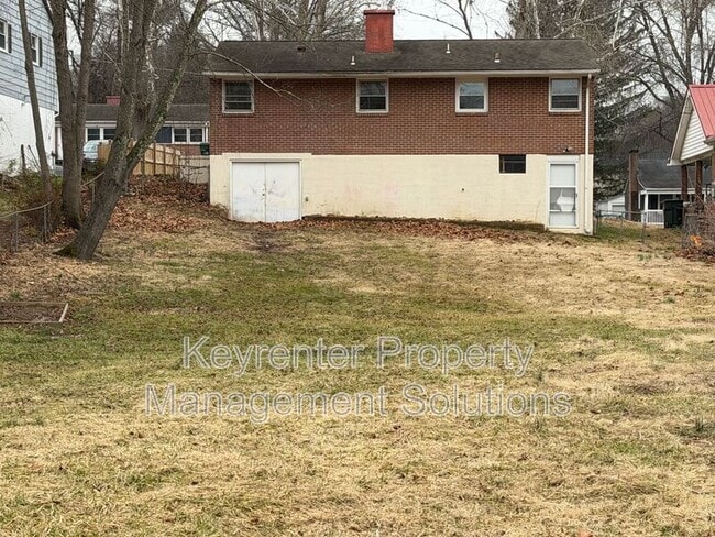 Building Photo - 221 River Rd