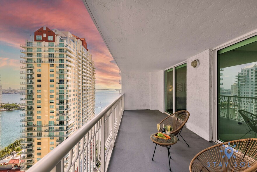 Building Photo - 1200 Brickell Bay Dr