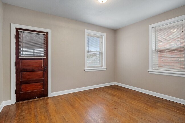 Building Photo - The Big Ol-eetha