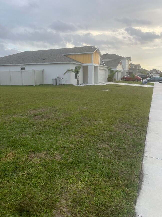 Building Photo - Spacious 5BR House in Winter Haven