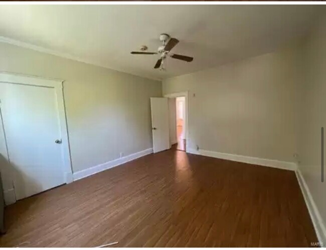Large bedrooms - 8820 N Broadway