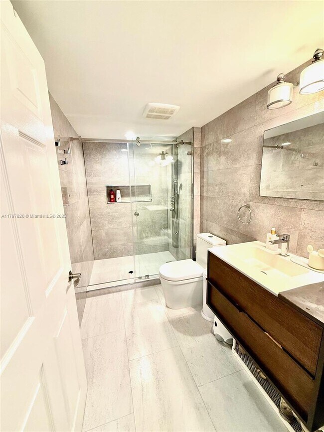Building Photo - 1155 Brickell Bay Dr