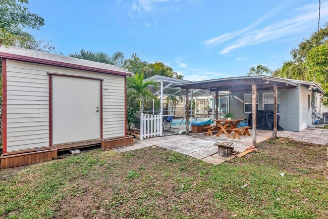 Building Photo - 3 BEDROOM 2 BATHROOM POOL HOME LOCATED IN ST. PETERSBURG
