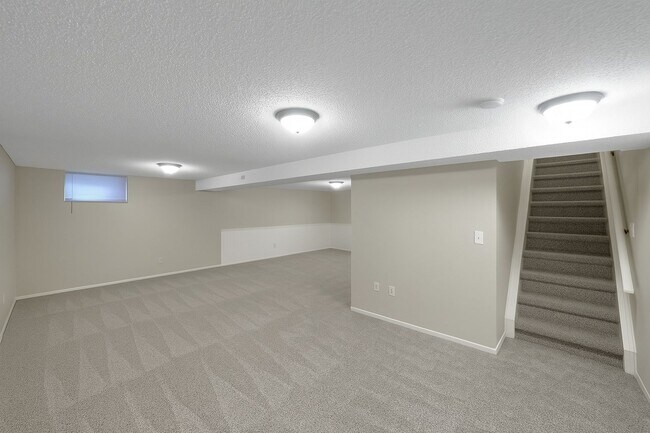 Building Photo - Comfortable 3-bedroom ranch in established...
