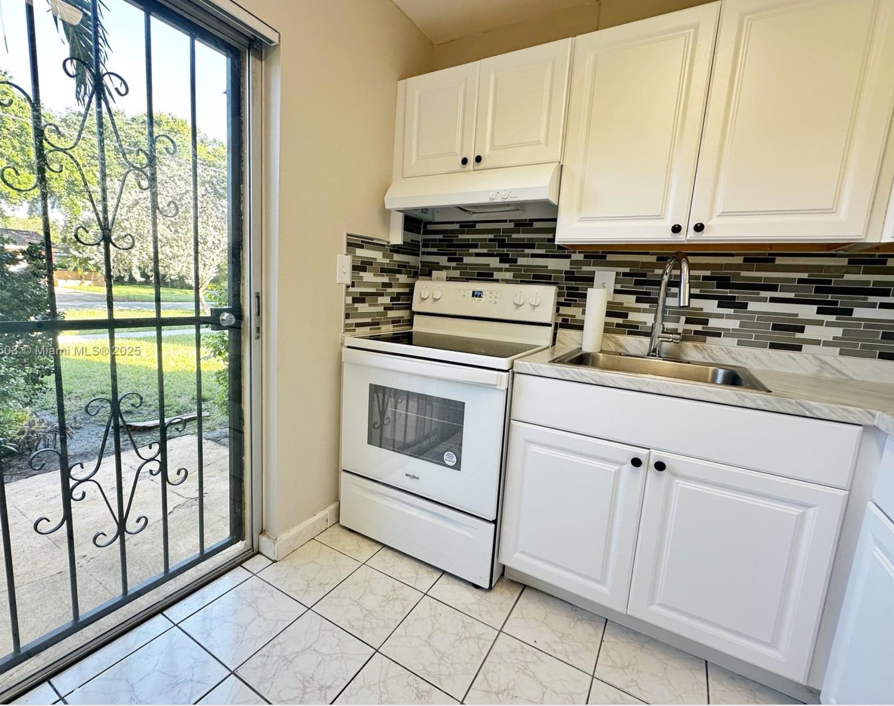 Building Photo - 9009 NE 4th Avenue Rd