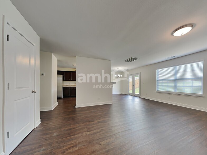 Primary Photo - 7141 Lawgiver Cir