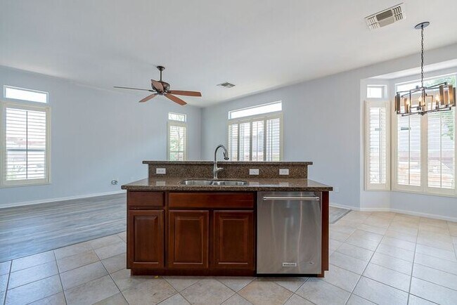 Building Photo - Gated Community!