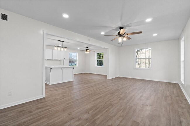 Building Photo - Pet Friendly Renovated Three Bedroom with Basement!