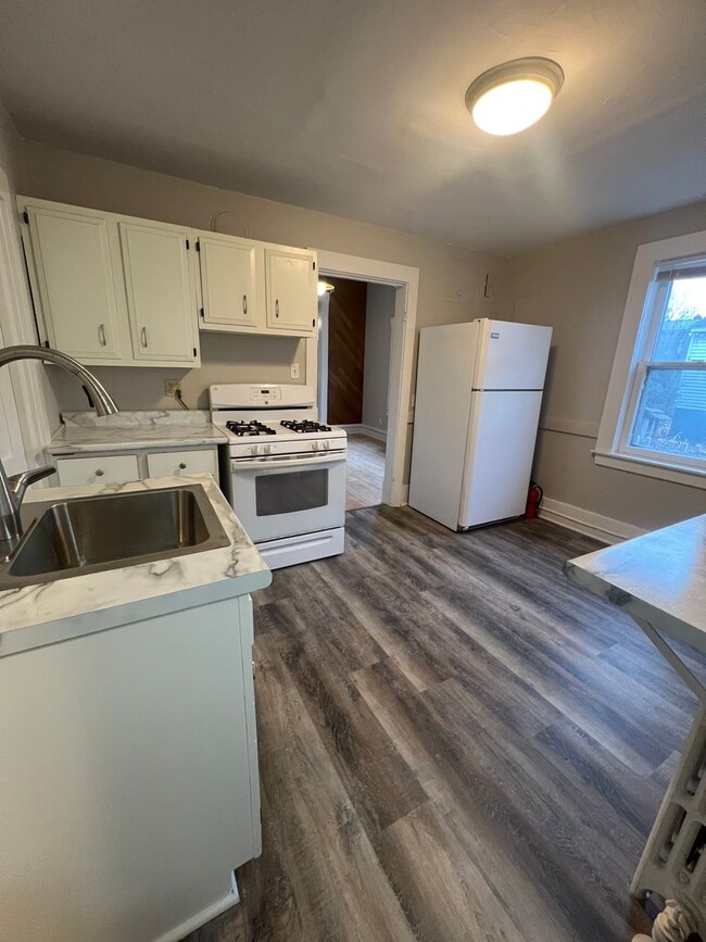 Building Photo - AVAILABLE NOW - 2 BED 1 BATH