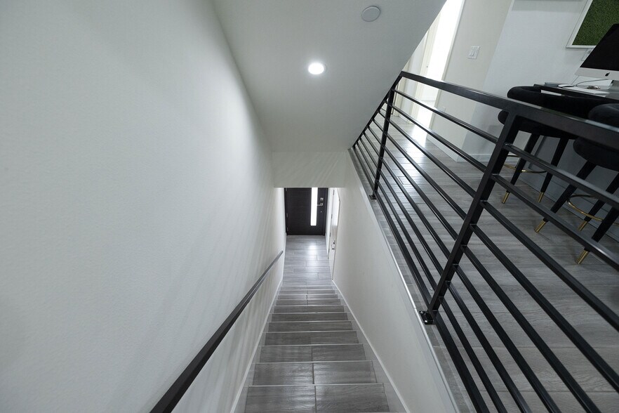 Building Photo - 1128 W 39th St