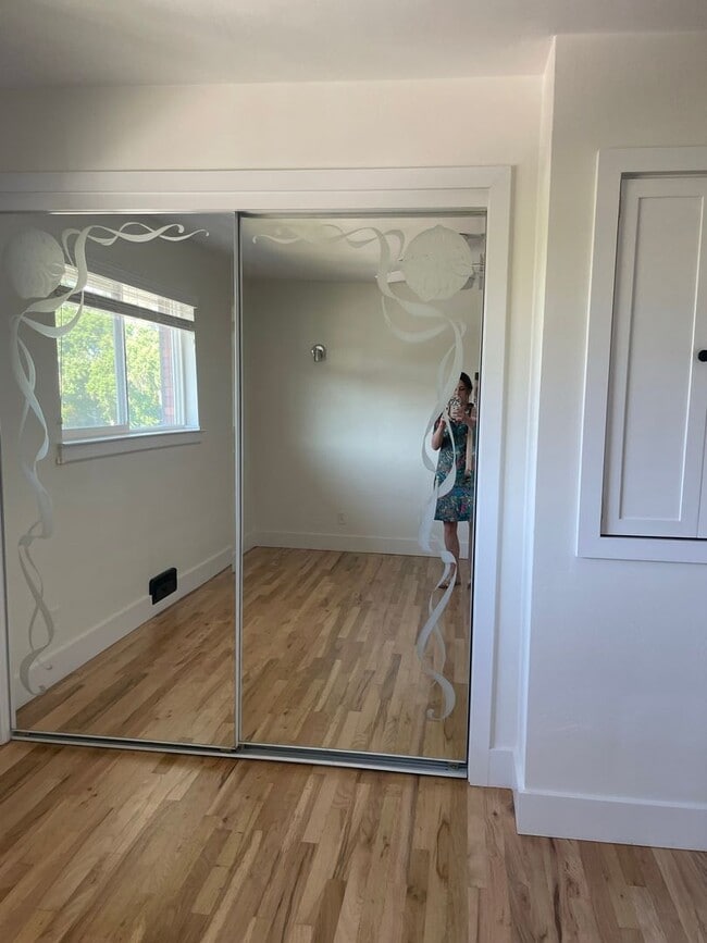 Building Photo - Remolded Mid-Town / South-West location wi...