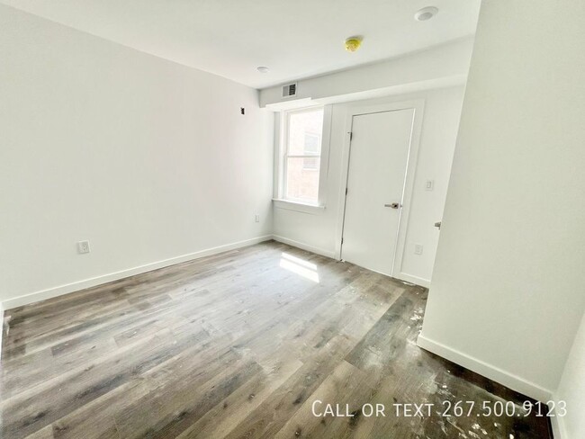 Building Photo - Beautiful, renovated 1BR unit located in F...