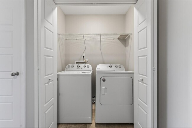 Building Photo - The Stowe Court Dog Friendly Condo for rent!