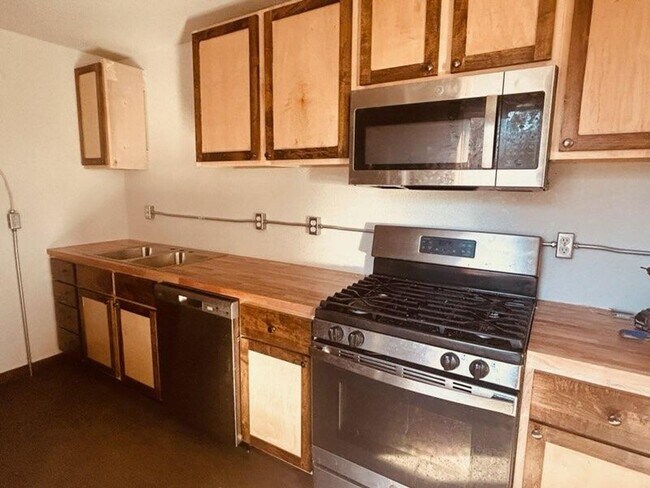 Building Photo - 507 6th Ave