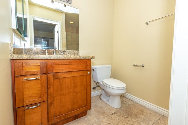 Building Photo - Beautiful 3 br/3.5ba Townhome in Pacific Beach Just Blocks to Crown Point Shores!