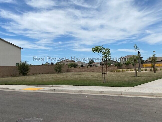 Building Photo - 807 Descanso Ave