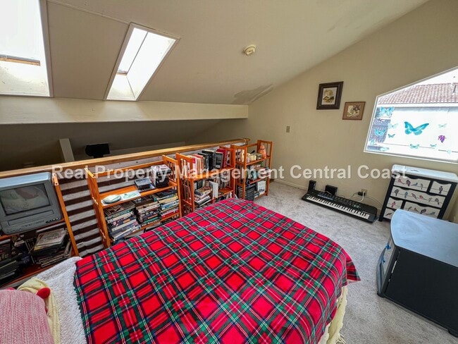 Building Photo - AVAILABLE AUGUST - Charming Cottage in Los...