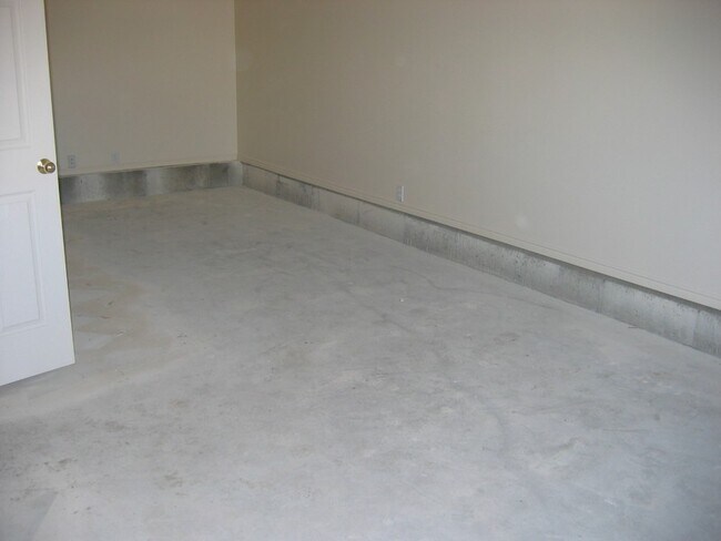 Building Photo - 2733 S Bluff Rd