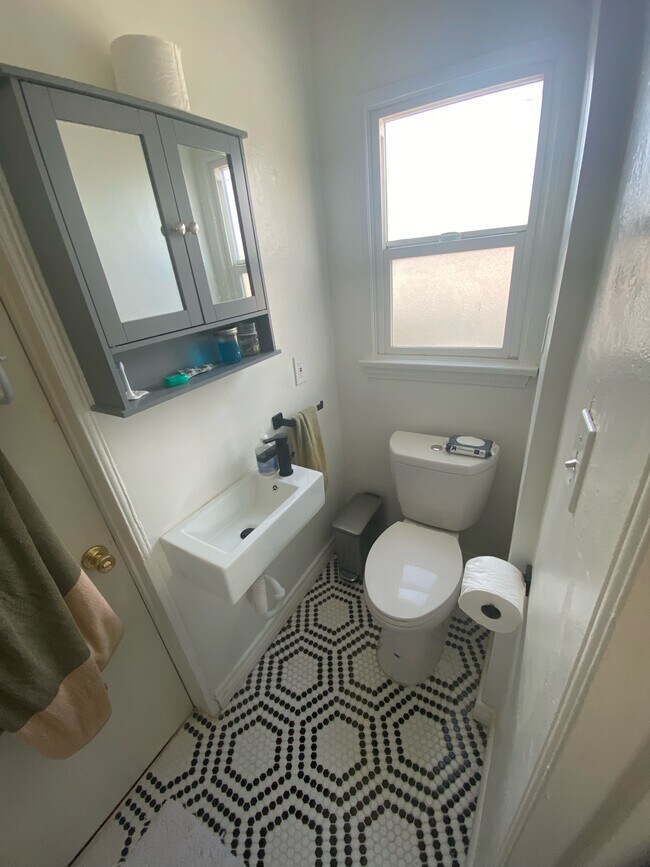 Building Photo - 1603 Stearns Dr