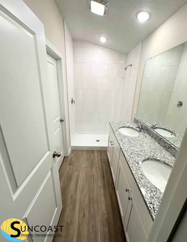 Building Photo - Elegant 4 Bedroom Off Collins!